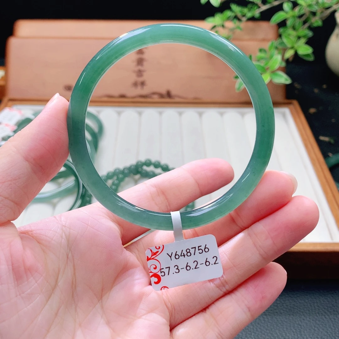 翡翠未镶嵌手镯（圆镯）