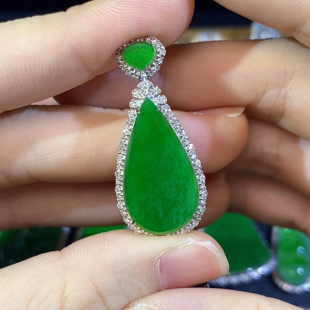 翡翠18K金镶嵌颈饰