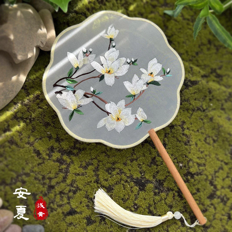 青叶白兰刺绣团扇