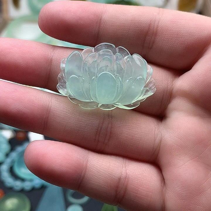 岫玉未镶嵌颈饰牡丹花