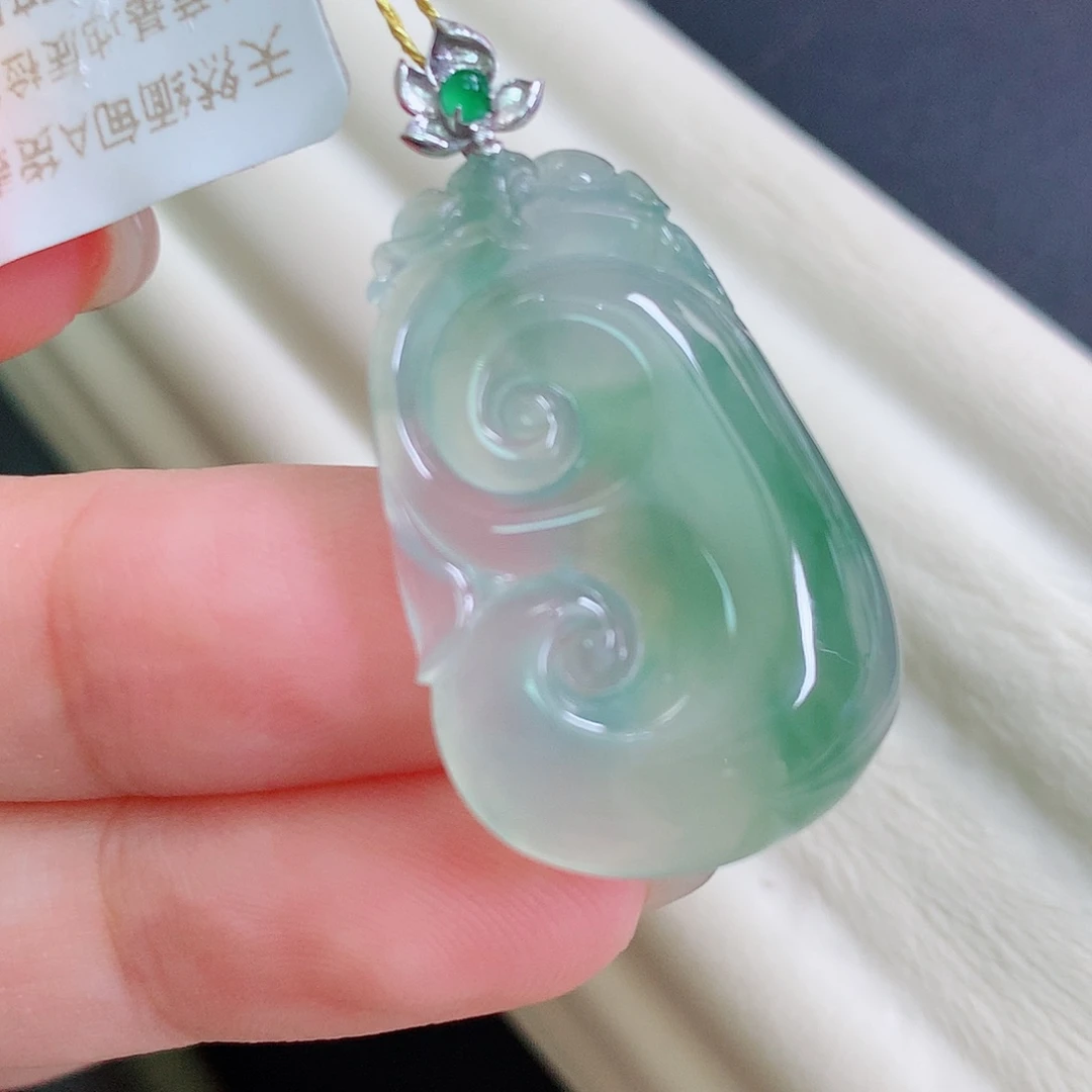 颈饰18K金镶嵌翡翠如意