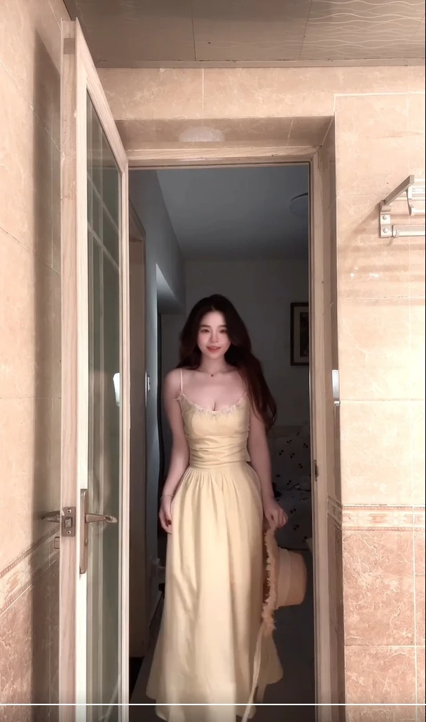 【Yijia~】辣妹露背吊带收腰气质长裙女季新款海边度假漂亮独特小裙