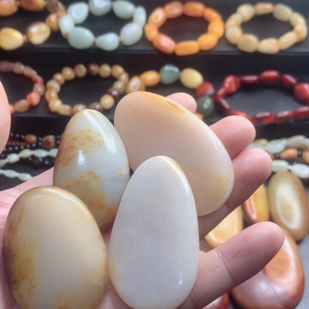 胡***好和田玉未镶嵌颈饰