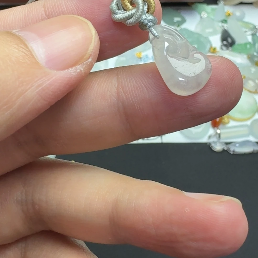 翡翠未镶嵌颈饰小如意