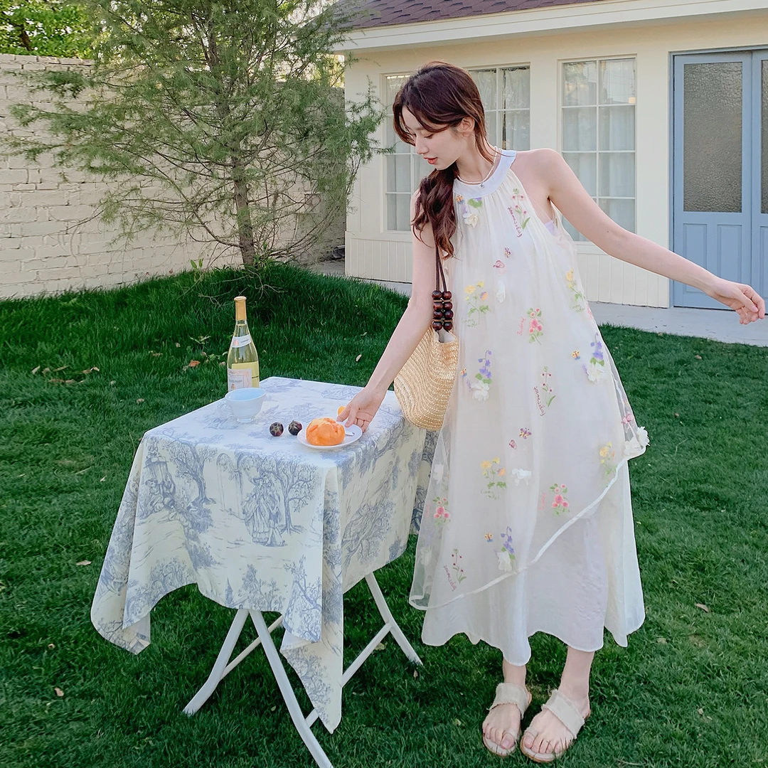 法式绣花无袖挂脖连衣裙女夏2025新款法式超仙气质巨好看漂亮长裙