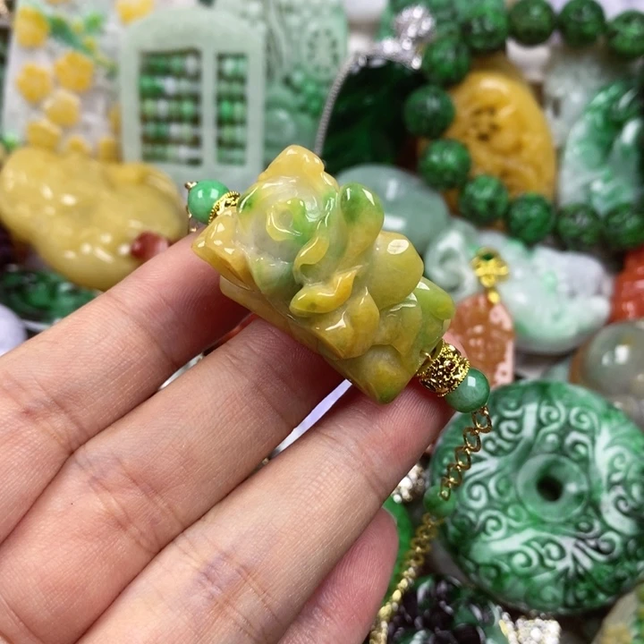 翡翠未镶嵌吊坠(赠链)