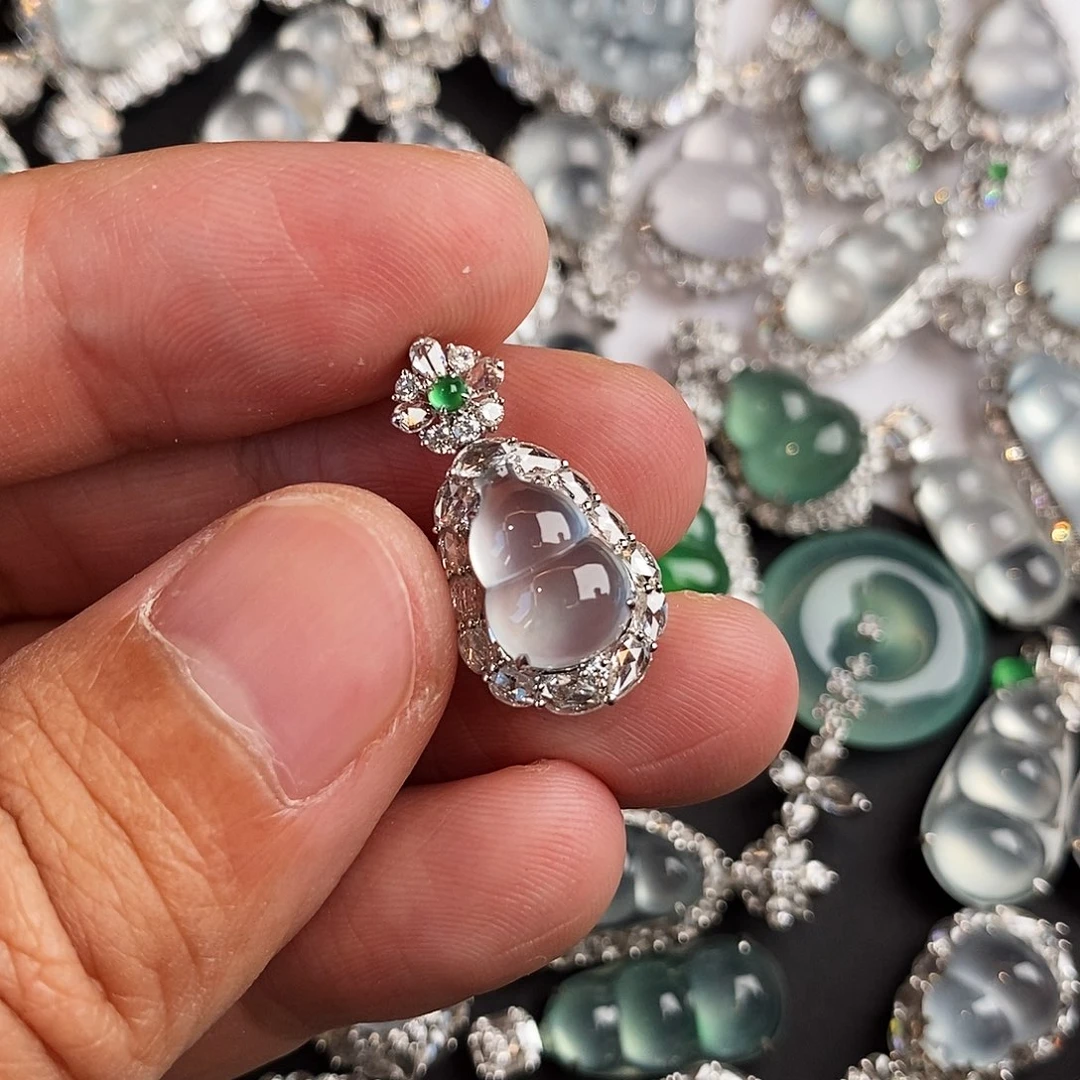 翡翠18K金镶嵌颈饰