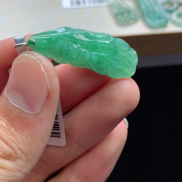 翡翠18K金镶嵌颈饰吊坠