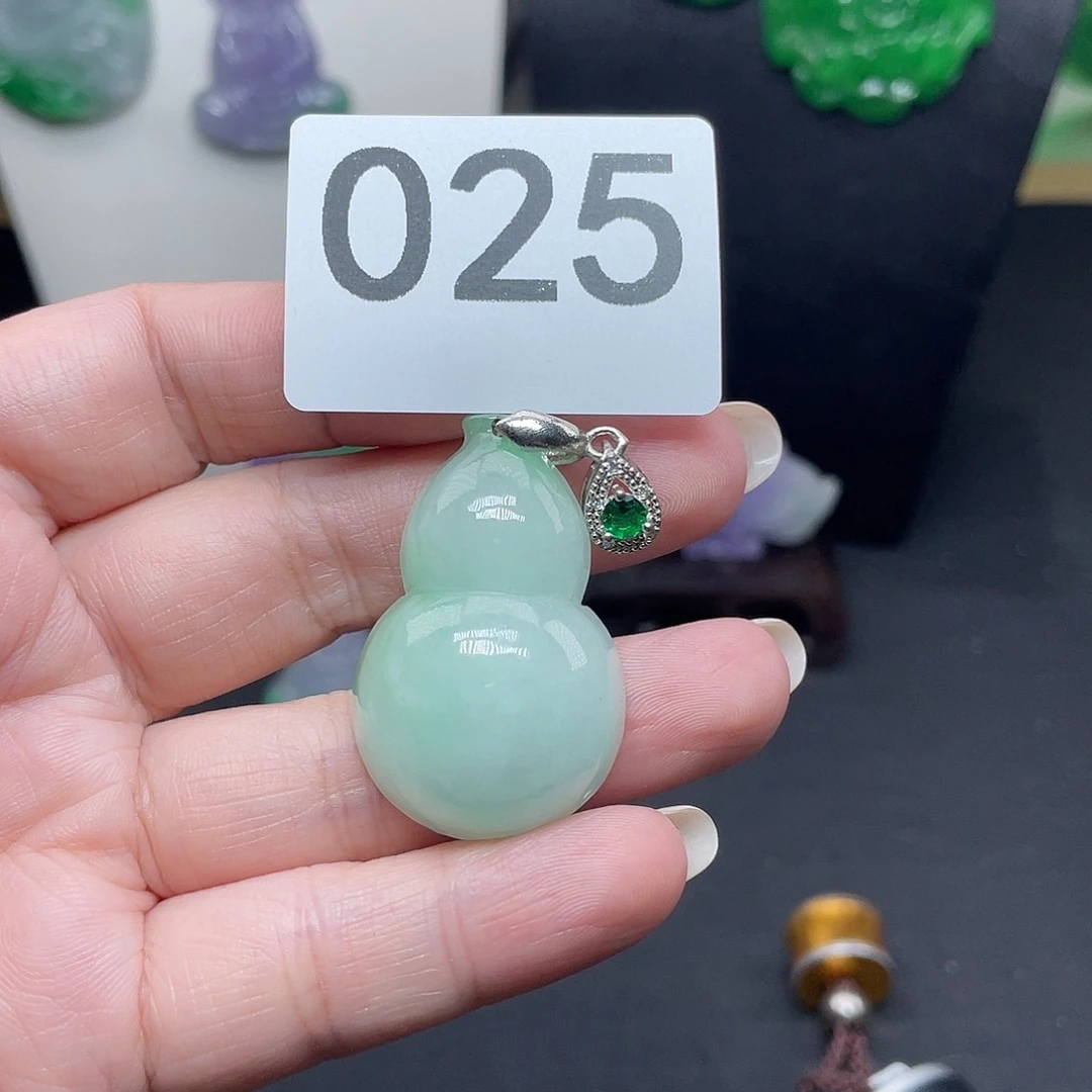 翡翠未镶嵌吊坠(赠链)