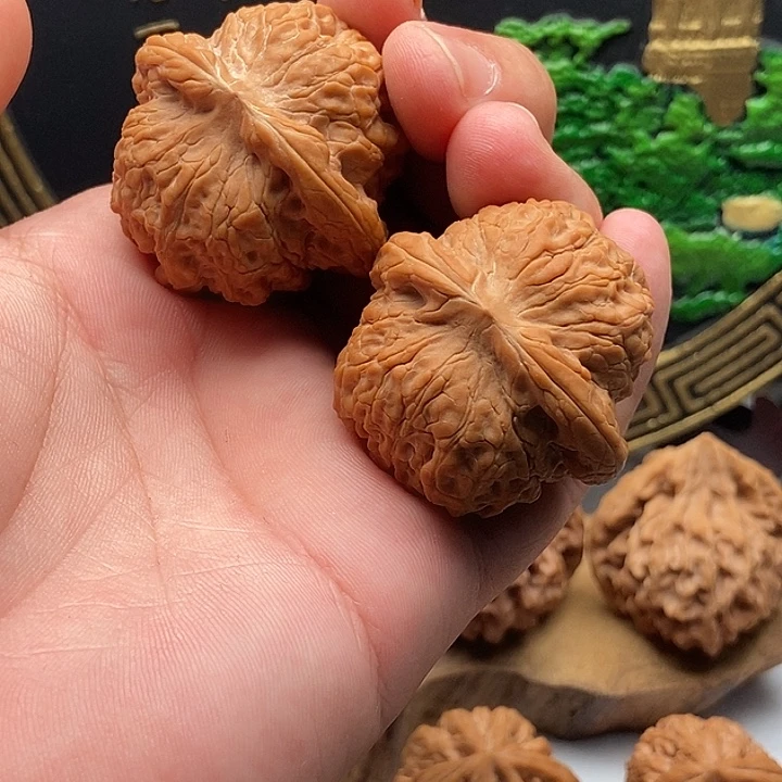 自***泊把件文玩核桃血麒麟