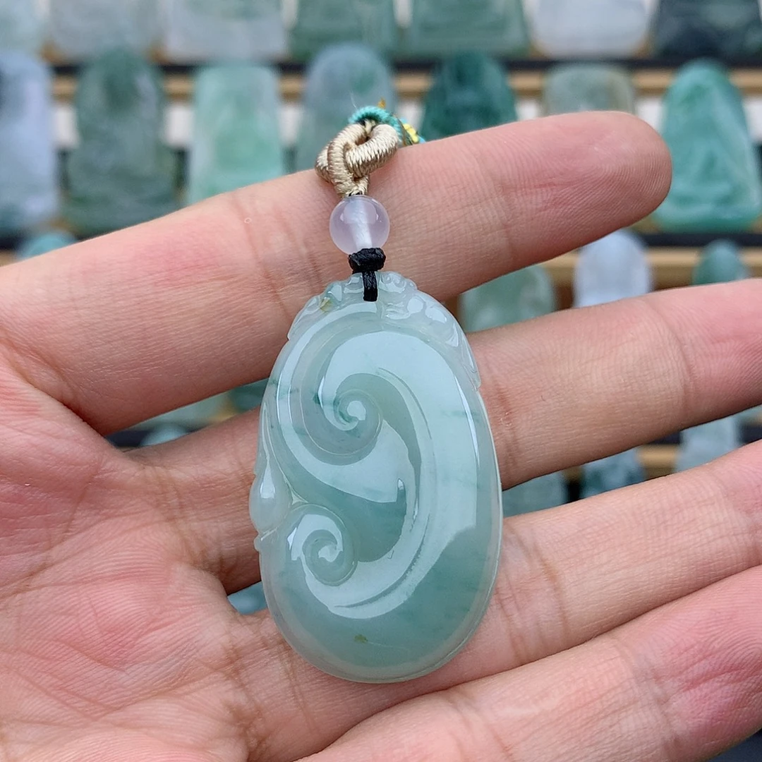 翡翠未镶嵌颈饰如意
