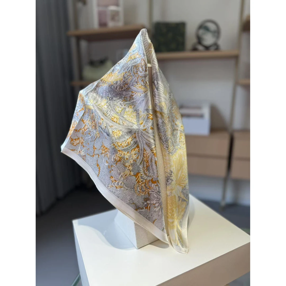 《尾单福利81》70真丝方巾