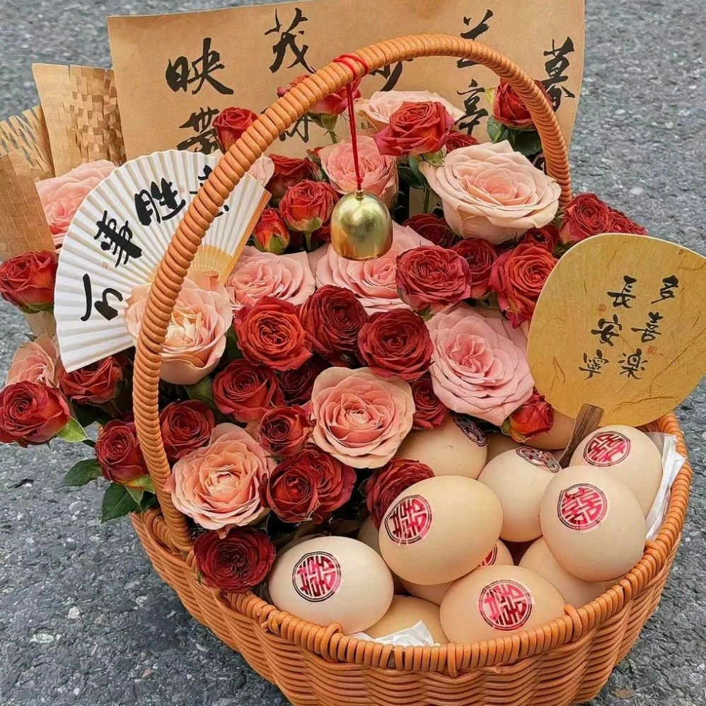 【万事胜意】11朵卡布奇诺搭配巧克力泡泡手提花篮