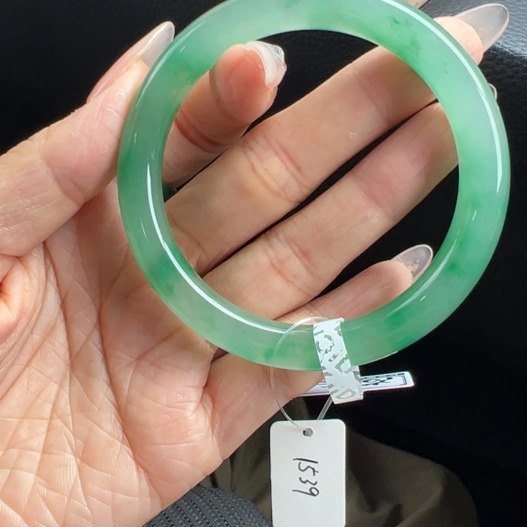 在***上未镶嵌手镯石英质玉非洲翠55