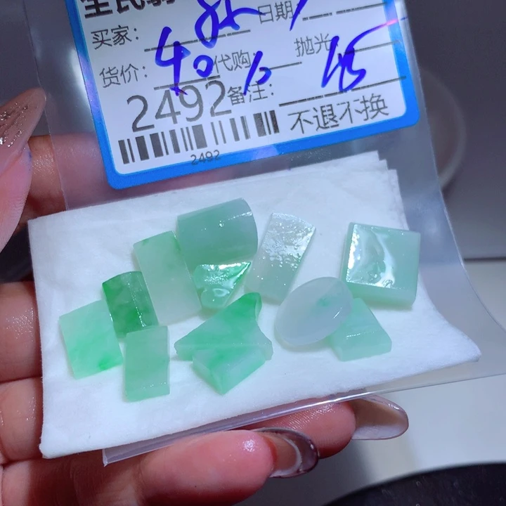 翡翠未镶嵌颈饰孙*夕