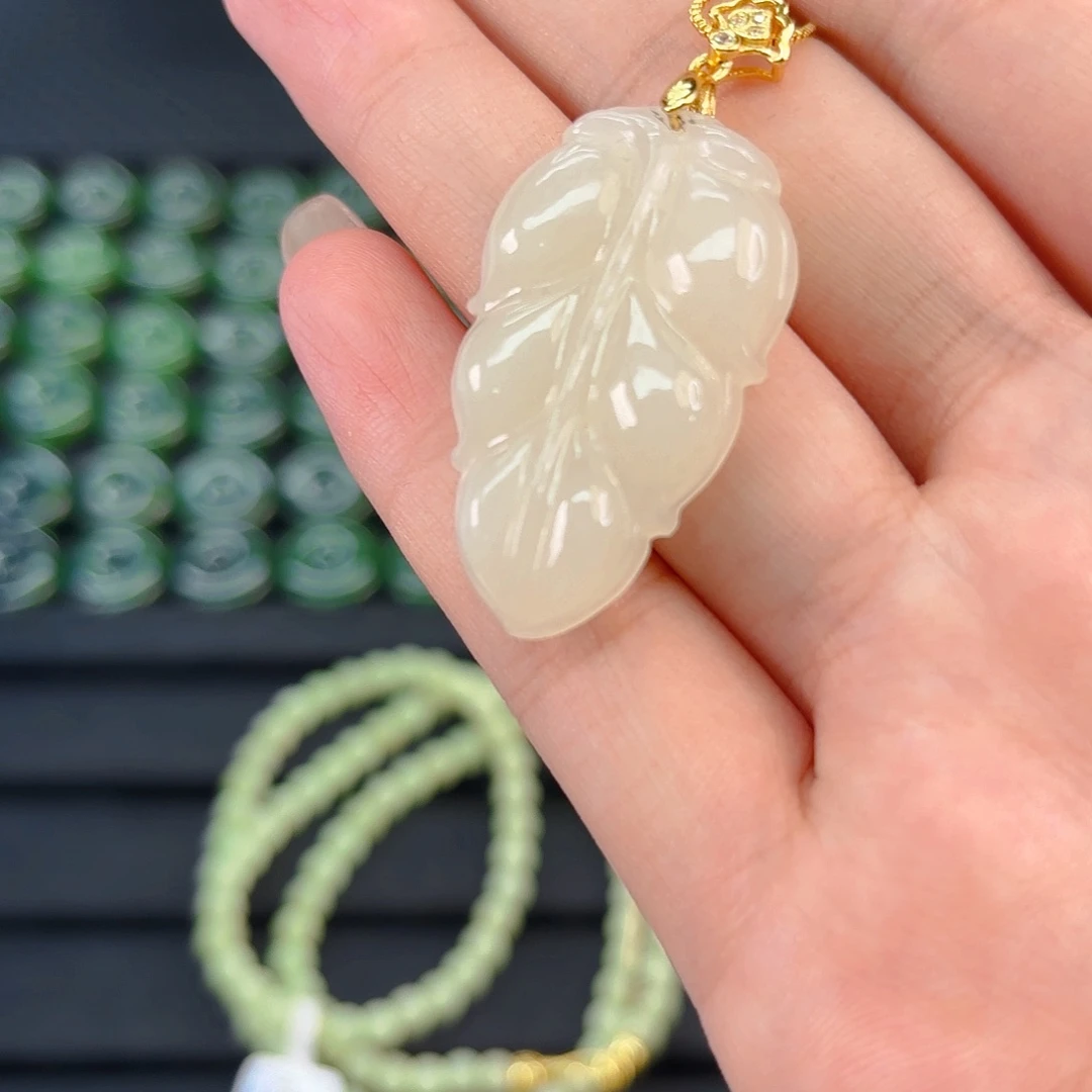 颈饰银S925镶嵌和田玉白玉叶子吊坠