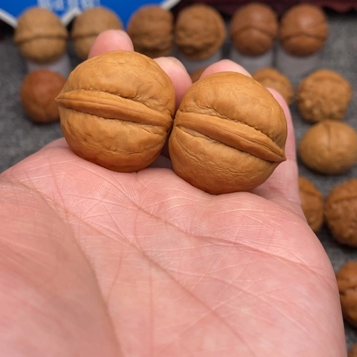 文玩核桃吊坠小海豚