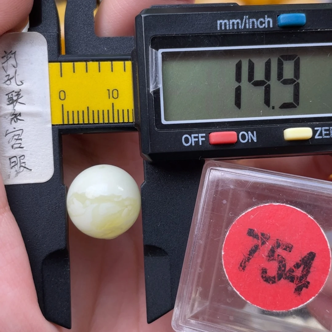 旷***.蜜蜡未镶嵌珠宝奇石
