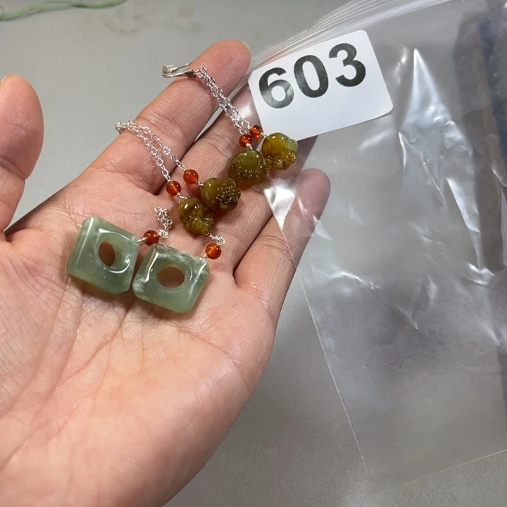 蛇纹石玉耳饰未镶嵌云*