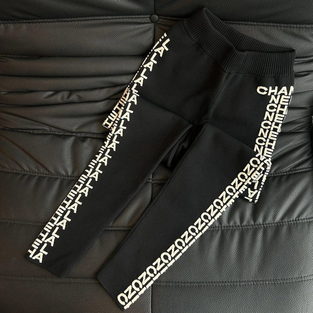 99新 Chanel/香奈儿 Chanel香奈儿侧边满印休闲针织裤 34码