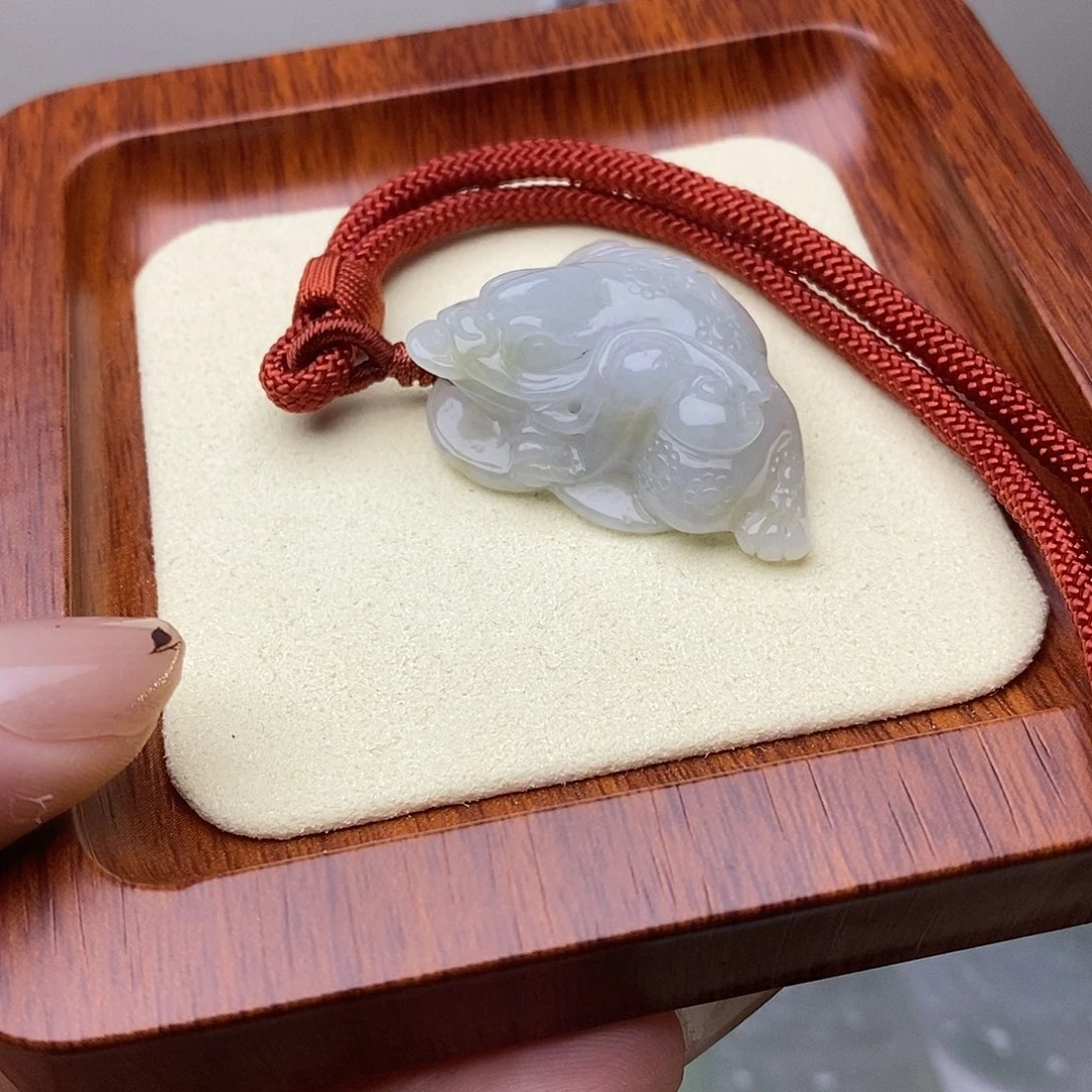 颈饰未镶嵌翡翠三脚金蝉