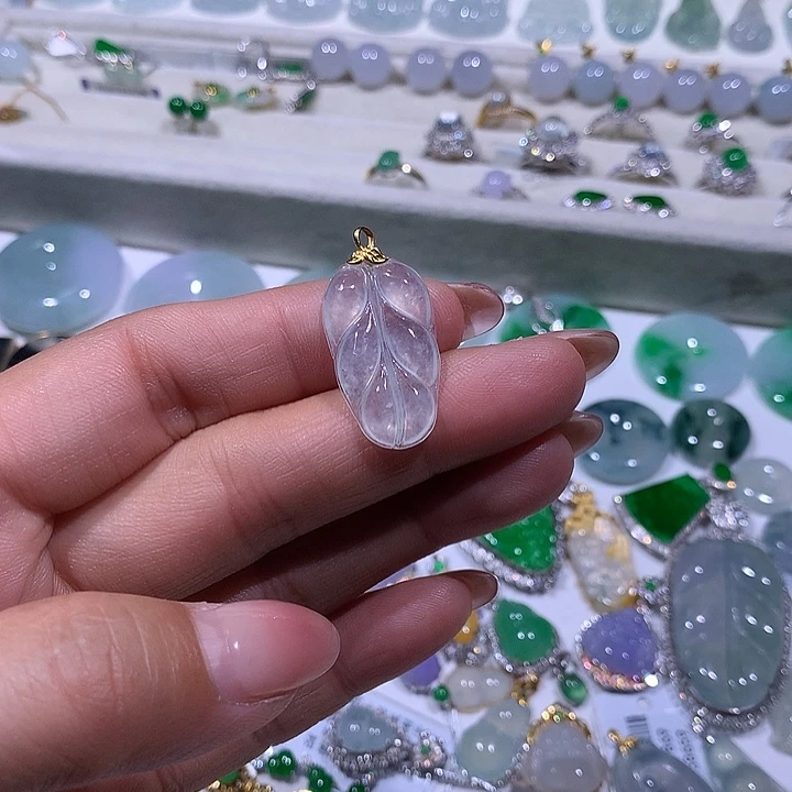 翡翠18K金镶嵌颈饰叶子