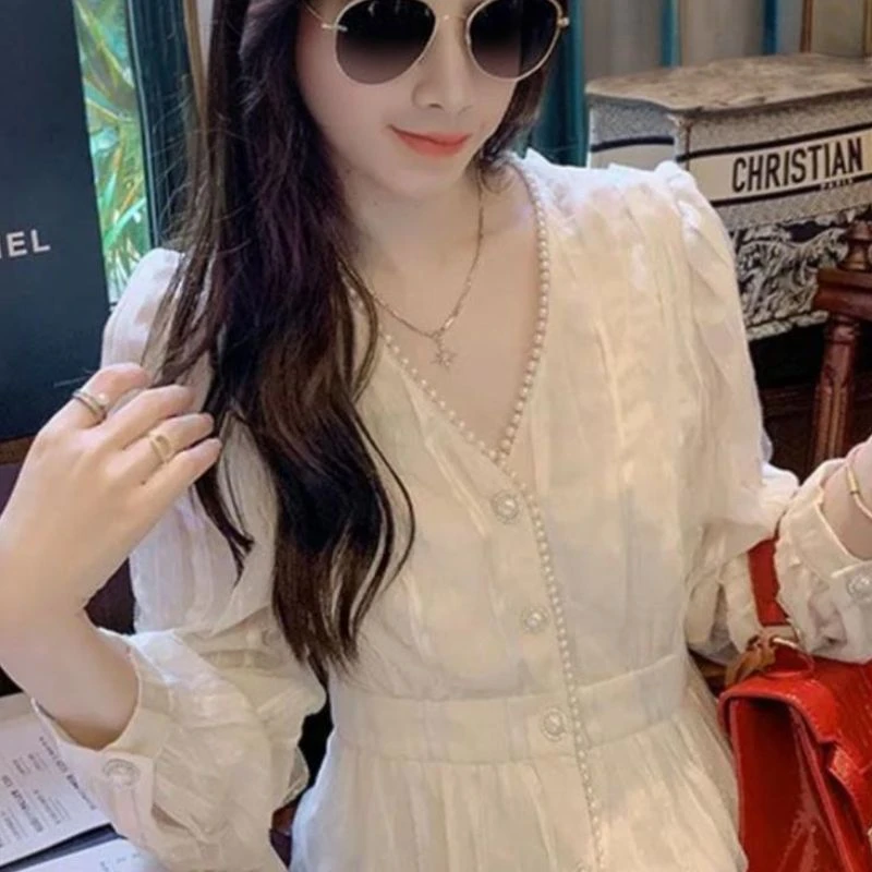 上衣女2025秋装新款小众V领衬衫潮洋气雪纺珍珠收腰显瘦内搭小衫