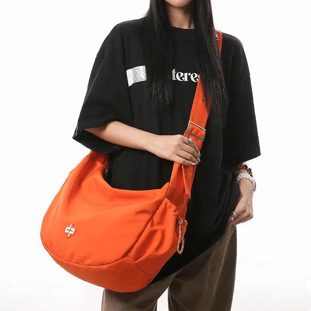 花儿与少年同款饺子包女休闲通勤斜挎包大容量单肩包男工装风背包