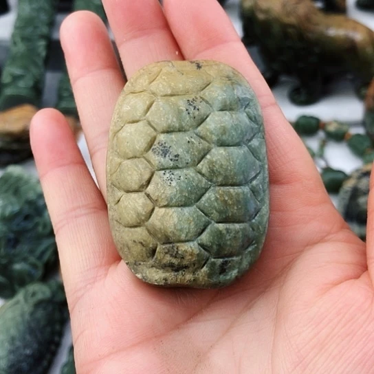 未镶嵌岫岩河磨玉（透闪石质玉）把件
