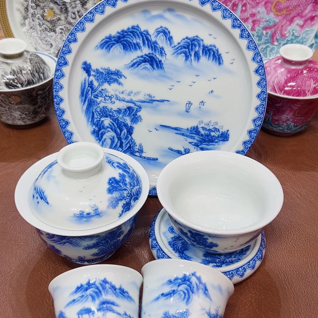 摆件景德镇陶瓷艺术展在上海举办期间举行