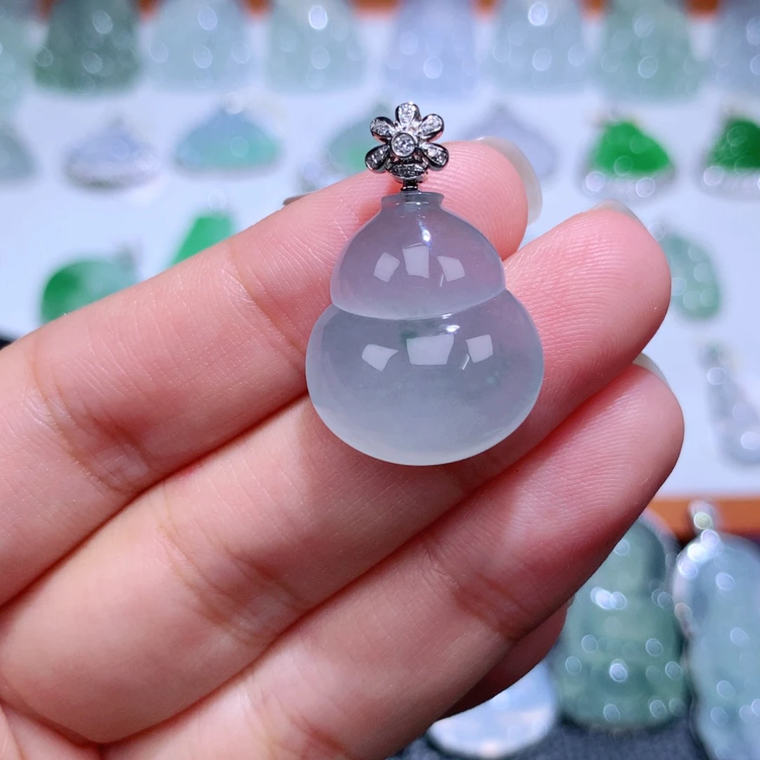 颈饰18K金镶嵌翡翠葫芦