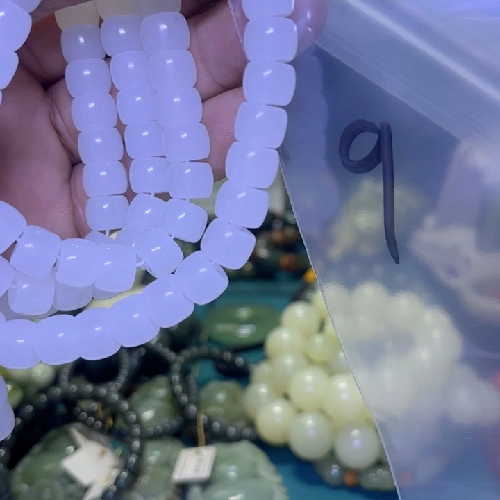 蛇纹石玉未镶嵌项链上**?