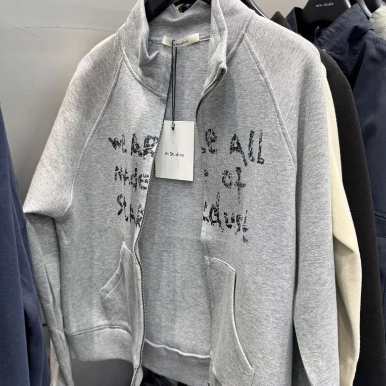 灰色拉链卫衣外套