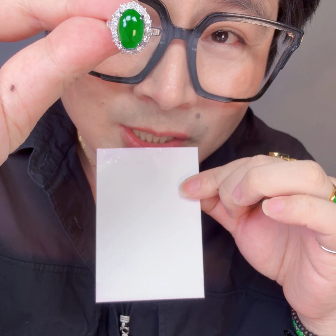 翡翠未镶嵌颈饰一件