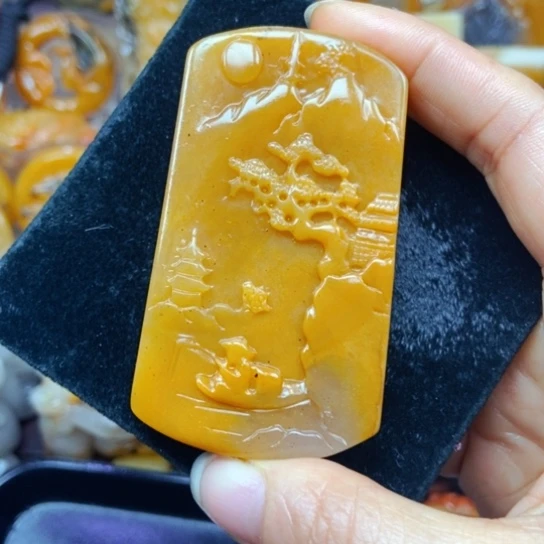 石英质玉（黄龙玉）未镶嵌颈饰