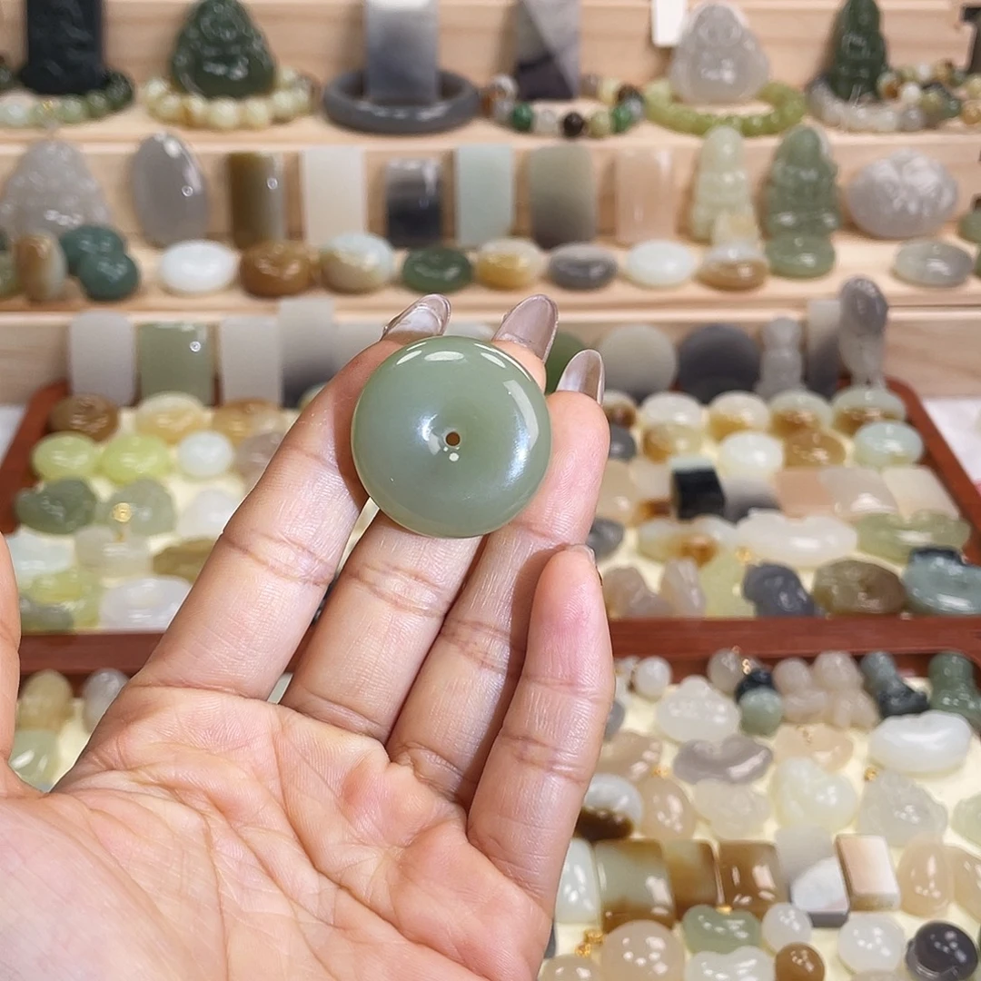 和田玉未镶嵌吊坠(赠链)