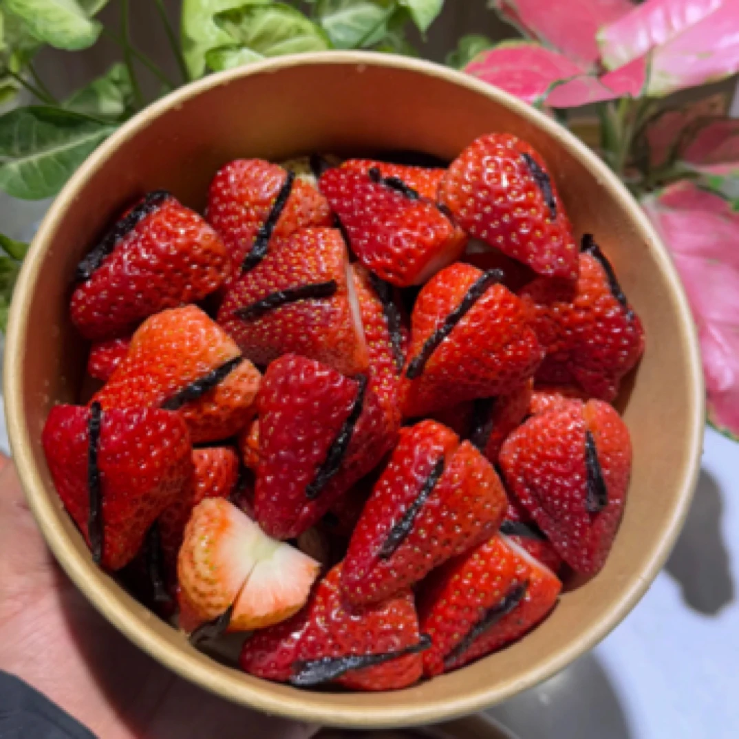 果切同城送红颜草莓夹乌梅*盒