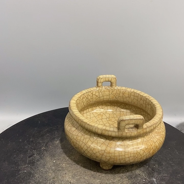 哥窑三足炉造型独特