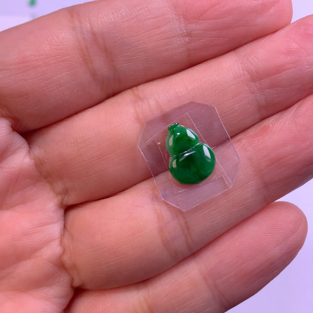 翡翠未镶嵌颈饰葫芦