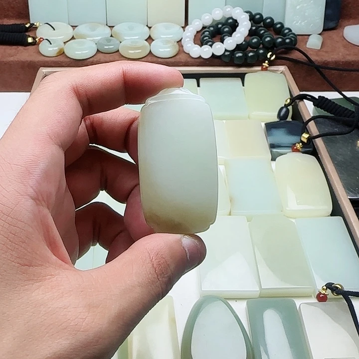 星***海和田玉未镶嵌颈饰