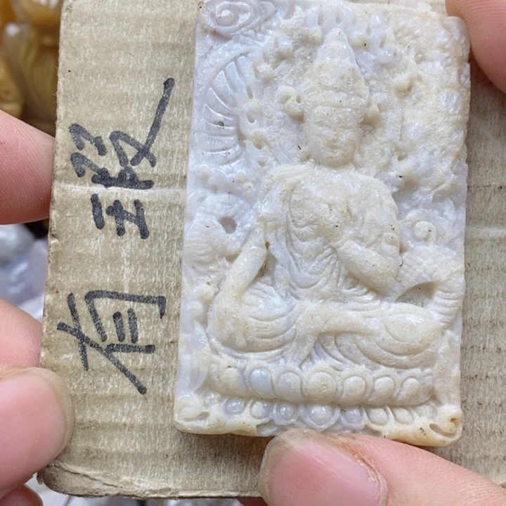 颈饰未镶嵌硅化珊瑚（珊瑚玉）金**舞