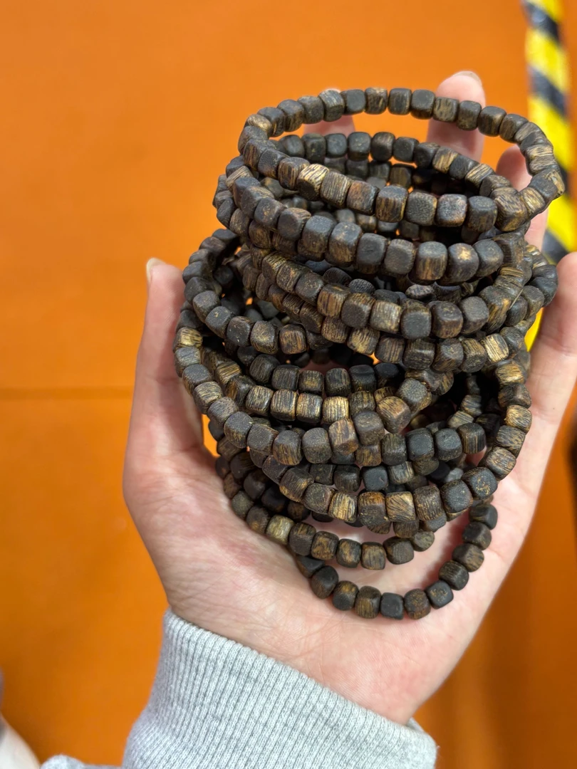 沉香0.55沉水方糖珠 多样性发货发一条