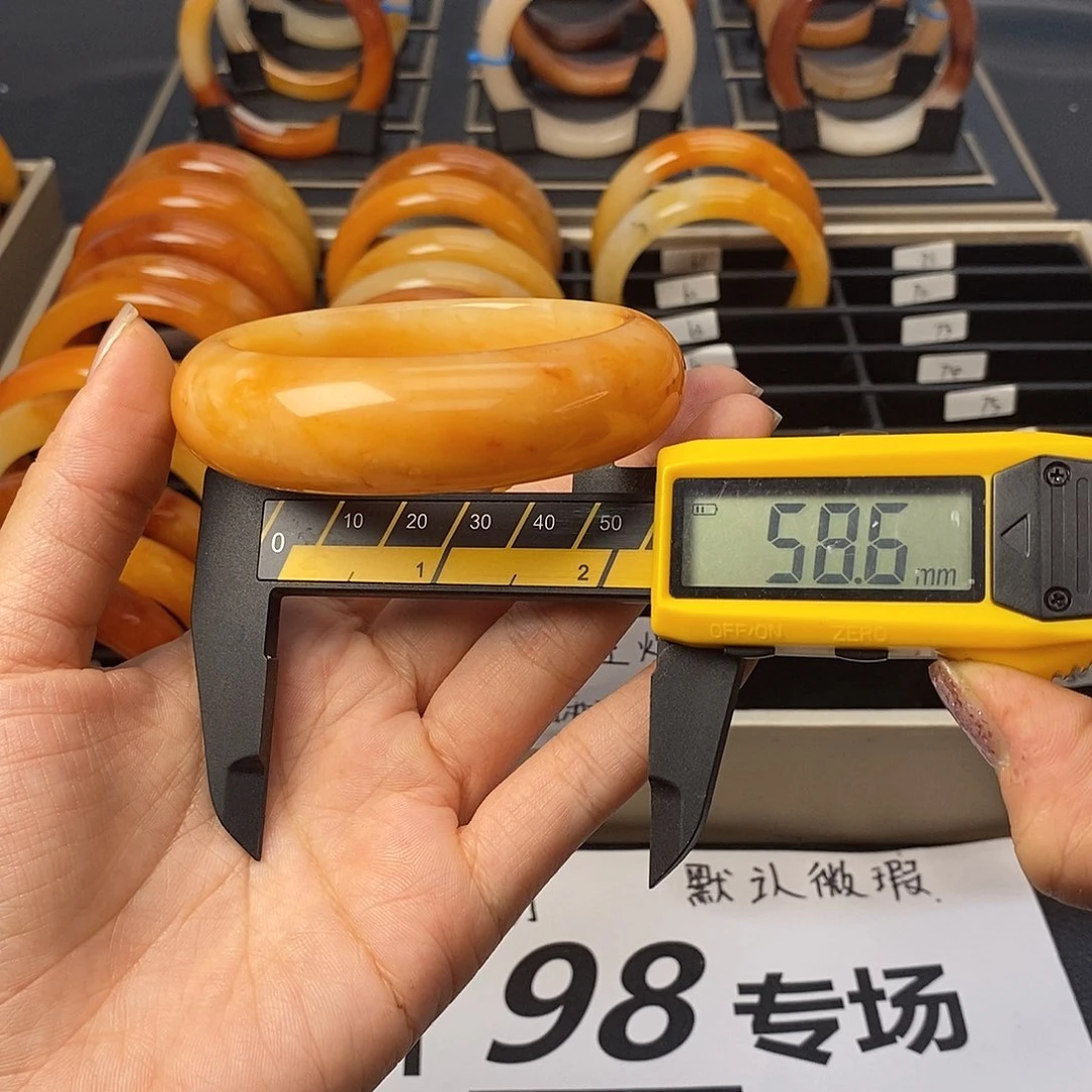 未镶嵌石英质玉（黄龙玉）手镯63号茄子山金沙老油红如血黄龙