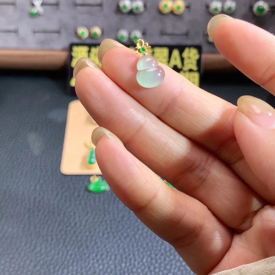 R***a翡翠18K金镶嵌颈饰葫芦