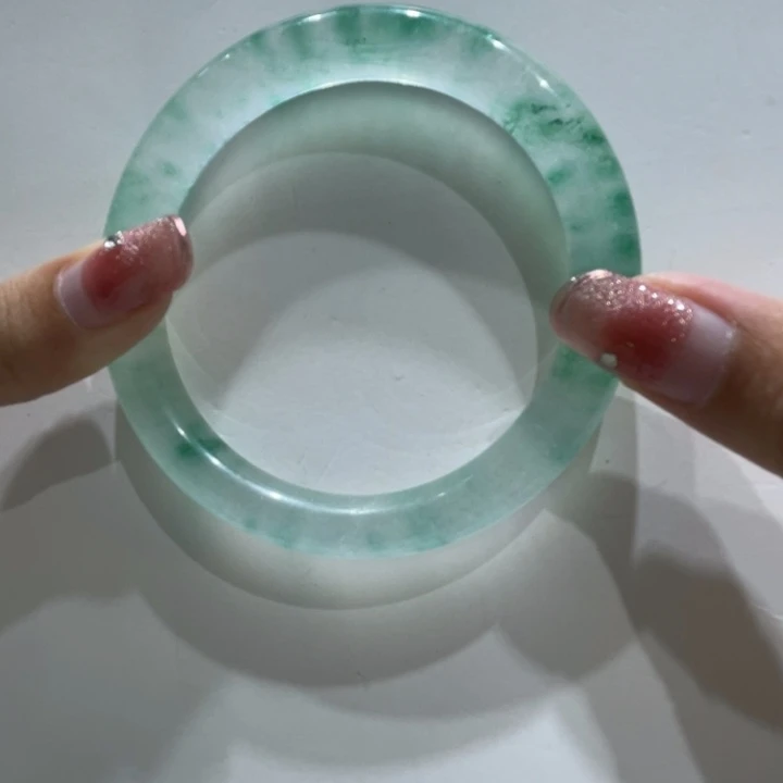 翡翠手镯未镶嵌翡翠手镯
