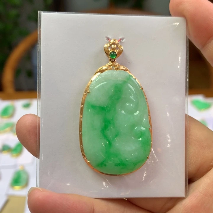翡翠18K金镶嵌颈饰翡翠吊坠
