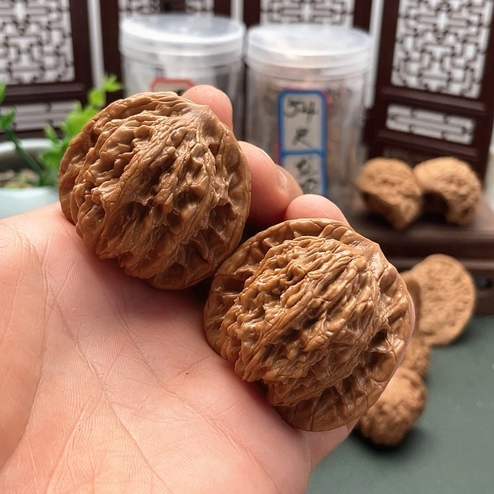 文玩核桃吊坠虎头