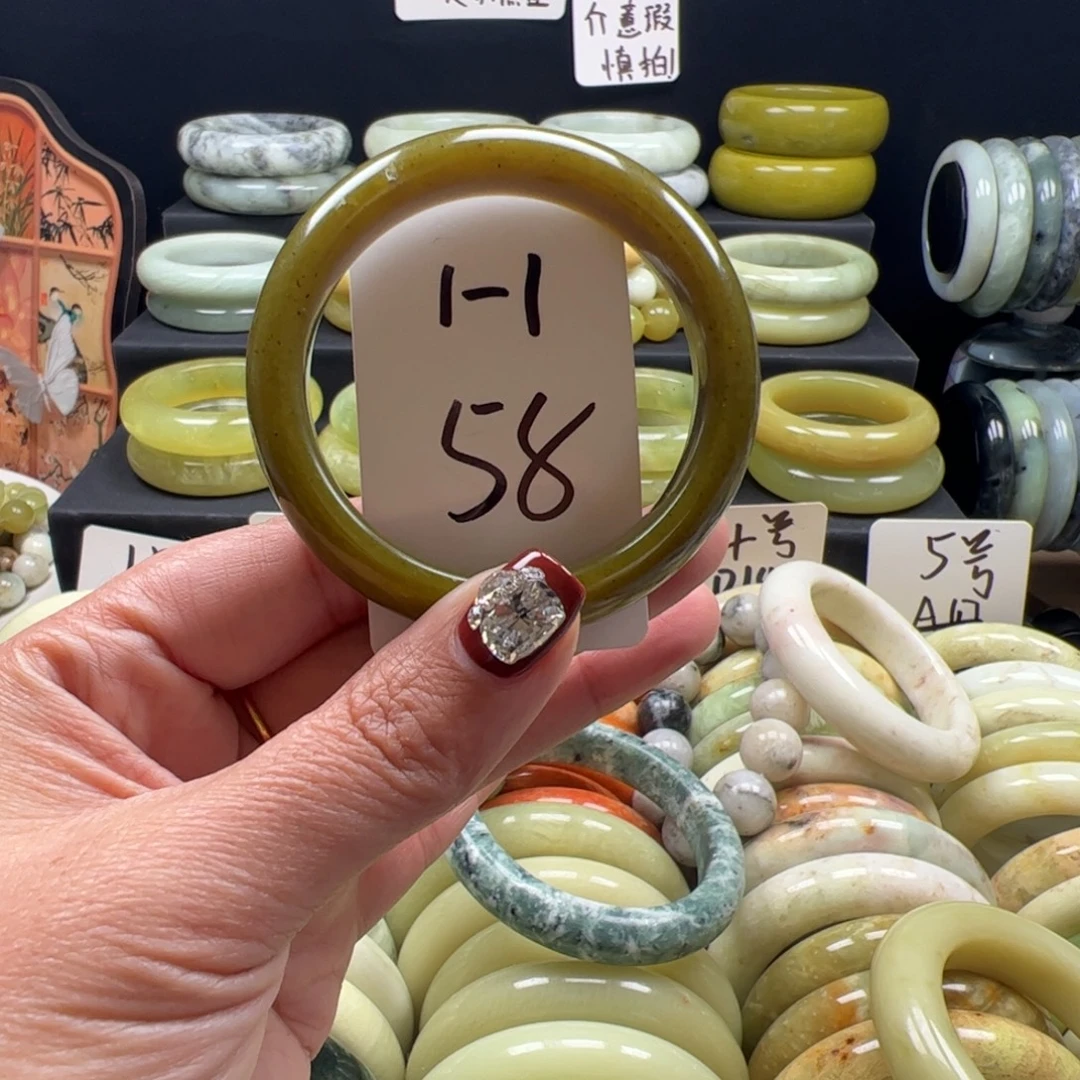 蛇纹石玉未镶嵌手镯