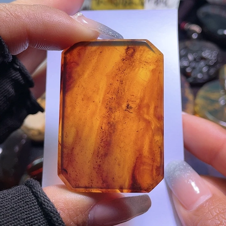 琥珀裸石未镶嵌？