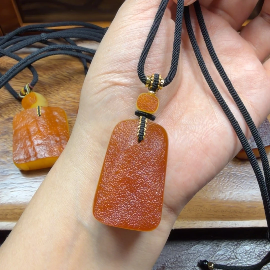 琥珀未镶嵌吊坠(赠链)